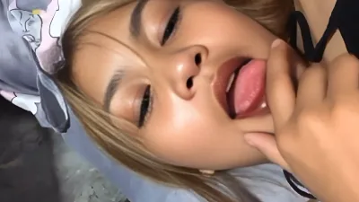 Si marikit na gustong dumikit sa tete