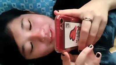 Mahilig sa phone kahit iniyot na